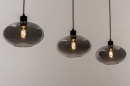 Foto 31041-3 schuinaanzicht: Retro hanglamp voorzien van drie glazen kappen in rookglas, geschikt voor vervangbaar led. 