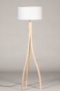 Foto 31049-6 niet_in_feed: Vloerlamp van hout met drie poten en witte kap