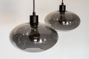 Foto 31064-13 schuinaanzicht: Retro hanglamp voorzien van twee glazen kappen in rookglas, geschikt voor vervangbaar led. 