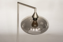 Foto 31066-8 detailfoto: Fraai design tafellamp in mat stalen uitvoering voorzien van rookglazen kap.