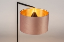 Foto 31068-13 schuinaanzicht: Zwarte tafellamp in strak design en met luxe velvet lampenkap in roze met koper