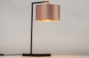 Foto 31068-14 schuinaanzicht: Zwarte tafellamp in strak design en met luxe velvet lampenkap in roze met koper