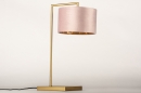 Foto 31070-7 schuinaanzicht: Messing tafellamp in strak design en met luxe velvet lampenkap in roze met koper