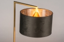 Foto 31073-4 schuinaanzicht: Fraai design tafellamp in messing uitvoering voorzien van een stoffen, grijze kap met zilverkleurige binnenzijde.