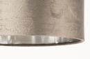 Foto 31073-9 detailfoto: Fraai design tafellamp in messing uitvoering voorzien van een stoffen, grijze kap met zilverkleurige binnenzijde.