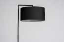 Foto 31081-13 zijaanzicht: Strakke staande lamp met hoekige vormen en luxe zwarte lampenkap