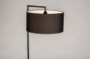 Foto 31081-3 schuinaanzicht: Strakke staande lamp met hoekige vormen en luxe zwarte lampenkap