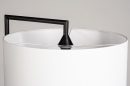 Foto 31082-8 detailfoto: Strakke staande lamp in het zwart met luxe witte lampenkap van stof