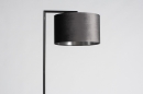 Foto 31085-13 zijaanzicht: Strakke zwarte staande lamp met luxe lampenkap van fluweel in grijs met zilverkleurige binnenkant