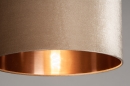 Foto 31093-7 detailfoto: Strakke staande schemerlamp van metaal met luxe lampenkap van fluweel in taupe met koperkleurige binnenkant