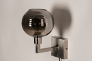 Foto 31103-6 schuinaanzicht: Wandlamp met bol van rookglas en schakelaar op wandplaat met snoer en stekker