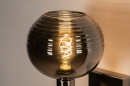 Foto 31103-7 detailfoto: Wandlamp met bol van rookglas en schakelaar op wandplaat met snoer en stekker