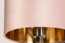 Foto 31106-8: Moderne wandlamp in staal voorzien van roze stoffen kap, geschikt voor led verlichting.