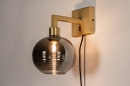 Foto 31110-10 schuinaanzicht: Messing bedlamp met bol van rookglas 