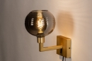 Foto 31110-3 schuinaanzicht: Messing bedlamp met bol van rookglas 