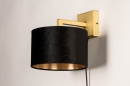 Foto 31116-13: Moderne wandlamp in messing voorzien van een zwarte, stoffen kap.