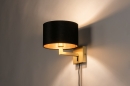 Foto 31116-2: Moderne wandlamp in messing voorzien van een zwarte, stoffen kap.
