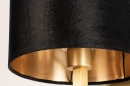 Foto 31116-9: Moderne wandlamp in messing voorzien van een zwarte, stoffen kap.
