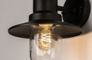 Foto 31152-7: Nostalgische wandlamp / buitenlamp / visserslamp uitgevoerd in zwart, voorzien van een LED-lamp en schemerschakelaar.
