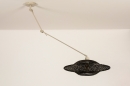 Foto 31230-4 schuinaanzicht: Zwarte rotan hanglamp met verstelbare knikarm in zandkleur