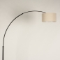 Foto 31266-7: Zwarte staande booglamp met beige linnen lampenkap
