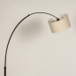 Foto 31266-8: Zwarte staande booglamp met beige linnen lampenkap