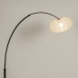 Foto 31283-4: Zwarte staande booglamp met ronde beige lampion kap