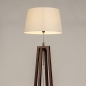 Foto 31341-5 schuinaanzicht: Staande houten vloerlamp in walnoot bruin met witte kap 