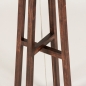 Foto 31343-12 detailfoto: Staande houten vloerlamp in walnoot bruin met grijze kap 