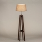Foto 31344-2 schuinaanzicht: Staande houten vloerlamp in walnoot bruin met taupe kap 