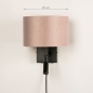 Foto 31427-1 maatindicatie: Zwarte wandlamp met leeslamp en roze kap van fluweel en snoer en stekker 