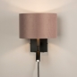 Foto 31427-2 vooraanzicht: Zwarte wandlamp met leeslamp en roze kap van fluweel en snoer en stekker 