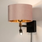 Foto 31427-5 schuinaanzicht: Zwarte wandlamp met leeslamp en roze kap van fluweel en snoer en stekker 