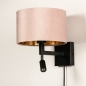 Foto 31427-6 schuinaanzicht: Zwarte wandlamp met leeslamp en roze kap van fluweel en snoer en stekker 