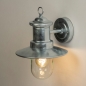 Foto 31437-3: Nostalgische wandlamp / buitenlamp / visserslamp uitgevoerd in gegalvaniseerd staal, voorzien van een LED-lamp en schemerschakelaar.