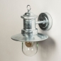 Foto 31437-6: Nostalgische wandlamp / buitenlamp / visserslamp uitgevoerd in gegalvaniseerd staal, voorzien van een LED-lamp en schemerschakelaar.