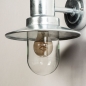 Foto 31437-8: Nostalgische wandlamp / buitenlamp / visserslamp uitgevoerd in gegalvaniseerd staal, voorzien van een LED-lamp en schemerschakelaar.