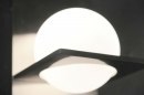 Foto 70468-3: Moderne wandlamp met witte bol van glas