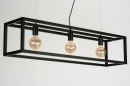 Foto 72912-7 schuinaanzicht: Industriële hanglamp van zwart metaal in de vorm van een frame met drie fittinglampen