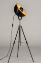 Foto 73201-3 schuinaanzicht: Tripod vloerlamp met in de gecombineerde kleuren zwart en goud.