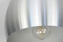 Foto 73346-5 detailfoto: Luxe plafondlamp uitgevoerd in de kleur aluminium voorzien van een zachtgrijze tint aan de binnenzijde.