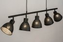 Foto 73426-6 schuinaanzicht: Trendy, industriële hanglamp voorzien van vijf richtbare kappen, uitgevoerd in een mat zwarte kleur.