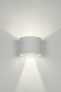 Foto 73478-11: Strakke en veelzijdige led-wandlamp, uitgevoerd in mat wit, voor zowel binnen- als buitengebruik.