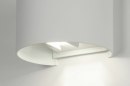 Foto 73478-13: Strakke en veelzijdige led-wandlamp, uitgevoerd in mat wit, voor zowel binnen- als buitengebruik.