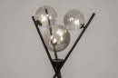 Foto 73637-3 detailfoto: Moderne Tripod lamp voorzien van glazen bollen in rookglas, geschikt voor led verlichting.