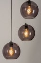 Foto 73663-3 schuinaanzicht: Moderne, trendy hanglamp voorzien van drie retro bollen in rookglas. 