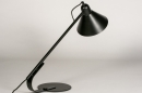 Foto 73806-3 schuinaanzicht: Moderne praktische tafellamp / bureaulamp uitgevoerd in een mat zwarte kleur.