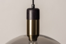 Foto 73848-21 detailfoto: Hanglamp met drie bollen van rookglas op verschillende hoogtes aan ronde plafondplaat