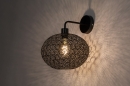 Foto 73947-1: Zwarte wandlamp met bol van metaal met openingen