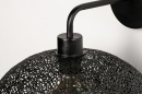 Foto 73947-7: Zwarte wandlamp met bol van metaal met openingen